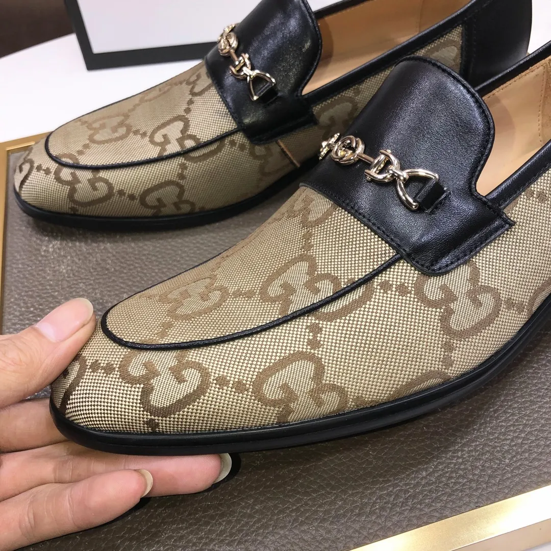 Factory batch 500💰Italy’s top luxury men’s shoe giant (GUCCI) (Gucci) (full cowhide lining) new arrival🍃Original European style🔰 Pleasant to the eye😍In order to make the shoes more durable and non-deformable🌀The production continues to follow traditional methods but there is still no lack of innovation💪The original sheepskin is selected for the leather♻️Smooth, natural and extra bright⭐Made of imported cowhide The rich man’s first choice 38-45 (45 customized)